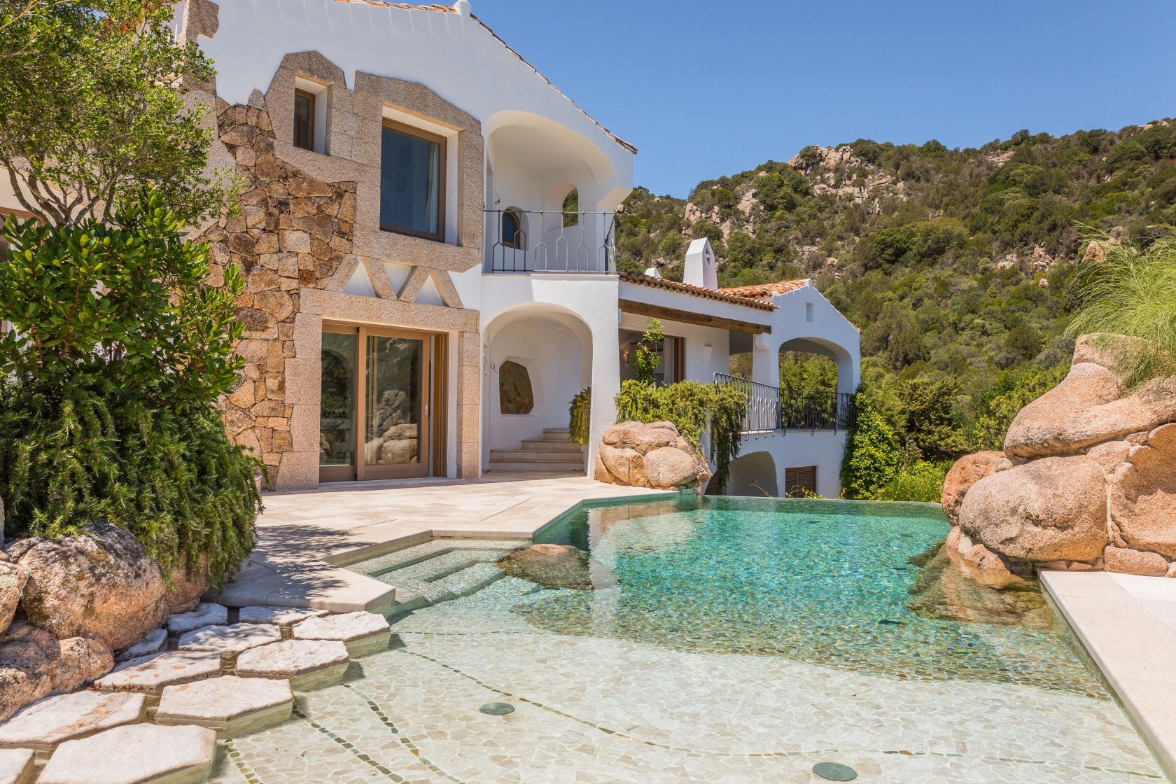 The top 11 Italian villas for sale near the sea of Sardinia